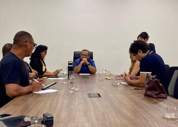 Prefeito Pedro DaLua recebe comissão de professores do município para tratar de reajuste salarial