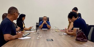 Prefeito Pedro DaLua recebe comissão de professores do município para tratar de reajuste salarial