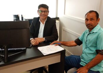 Dedé (Valdinei Batista) apresenta demandas ao assessor jurídico de Rarisson Santiago