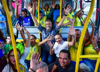 GOVERNADOR CLÉCIO ENTREGA 10 NOVOS MICROÔNIBUS E REFORÇA TRANSPORTE ESCOLAR NO AMAPÁ