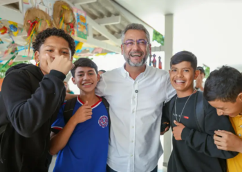 GOVERNADOR CLÉCIO VISTORIA RETA FINAL DA RECONSTRUÇÃO DA ESCOLA LAURO CHAVES E CONFIRMA ENTREGA AINDA EM JUNHO