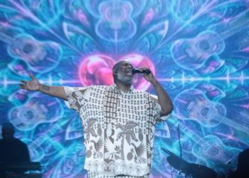 PÉRICLES REÚNE CERCA DE 100 MIL PESSOAS E FAZ PRAÇA JACY BARATA CANTAR EM NOITE HISTÓRICA DO MACAPÁ VERÃO 2026