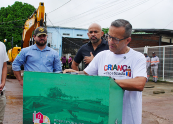 PREFEITO PEDRO DALUA ASSINA ORDEM DE SERVIÇO PARA OBRAS NA AVENIDA MENDONÇA FURTADO