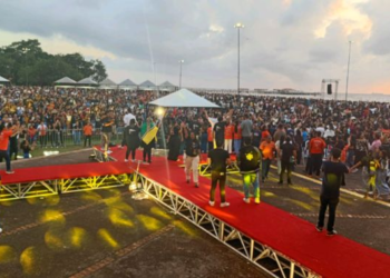 FÉ E ADORAÇÃO REÚNEM MULTIDÃO NO PRIMEIRO “AMANHECER COM DEUS” NA ORLA DE MACAPÁ